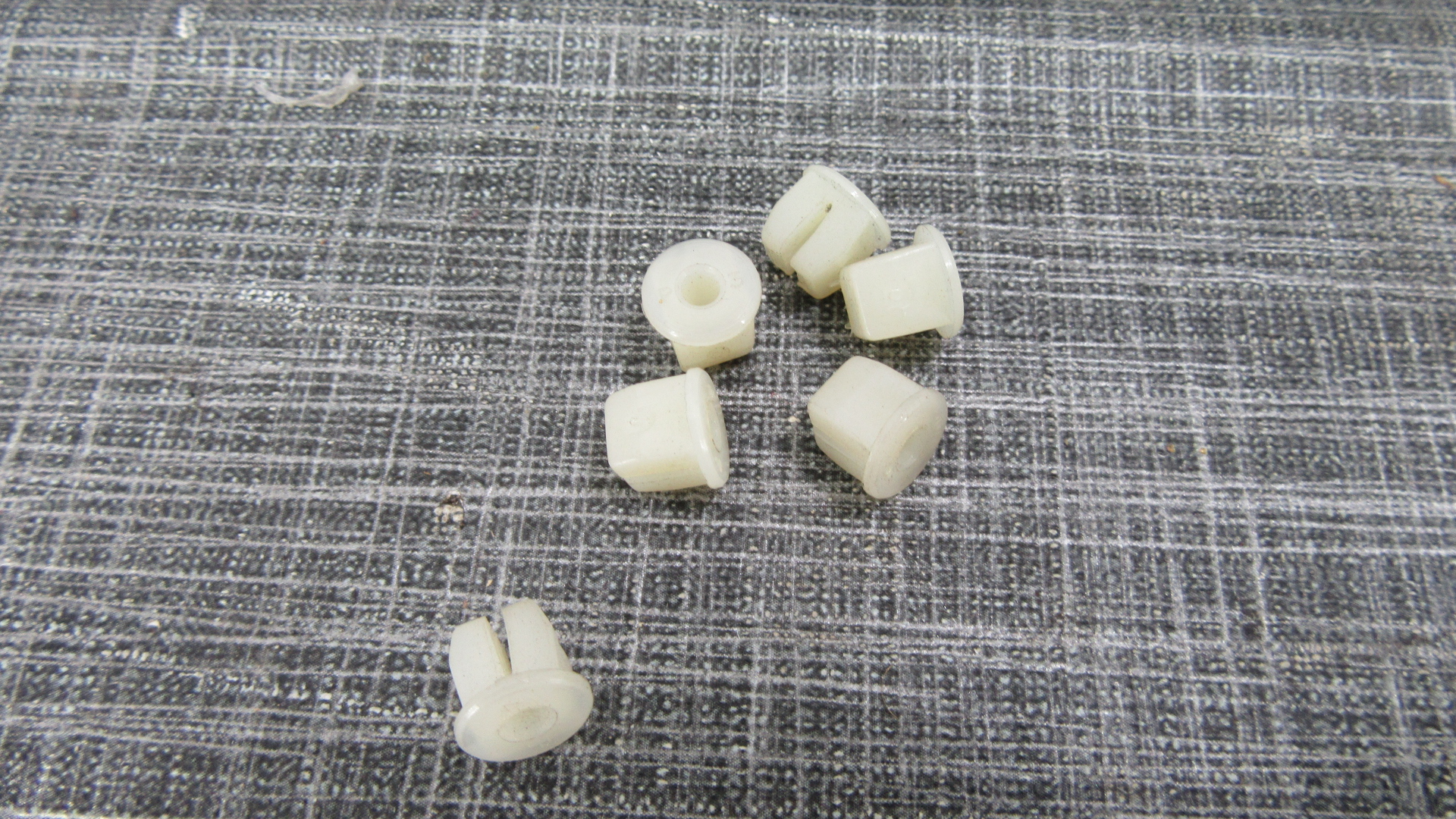 - KIT 6 PCS MOLLETTA MOLLA CLIP BOCCOLA FISSAGGIO TARGA POSTERIORE PER AUTO D'EPOCA ANNI 60/80 FIAT - ALFA ROMEO - LANCIA - AUTOBIANCHI - MISURE DIAMETRO FISSAGGIO mm 7 x 6,5 CIRCA ESTERNO mm 9 CIRCA MARCA PRODUZIONE DELL'EPOCA FONDO DI MAGAZZINO 30768 - CST UFF