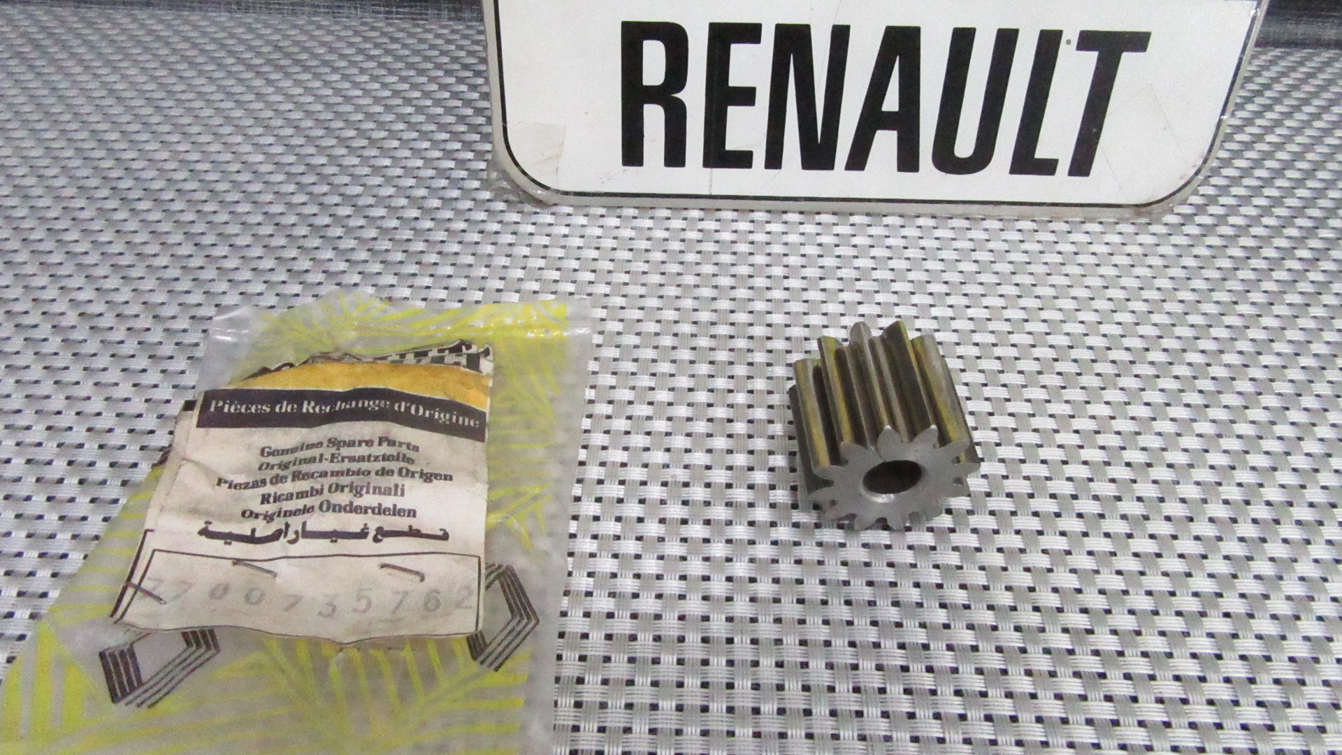 - 7700735762 INGRANAGGIO POMPA OLIO PER RENAULT R4 - R5 - R6 - R8 - R16 - FUEGO - ALPINE - ESTAFETTE - RODEO - R18 - IMPORTANTE! PRIMA DI ORDINARE - CONFRONTA LE IMMAGINI ED ASSICURATI DI VERIFICARE LA COMPATIBILITA' CON LA TUA VETTURA MARCA ORIGINALE RENAULT ( RIF. CODICE 0555485800 ) FONDO DI MAGAZZINO 31795 - M8-5