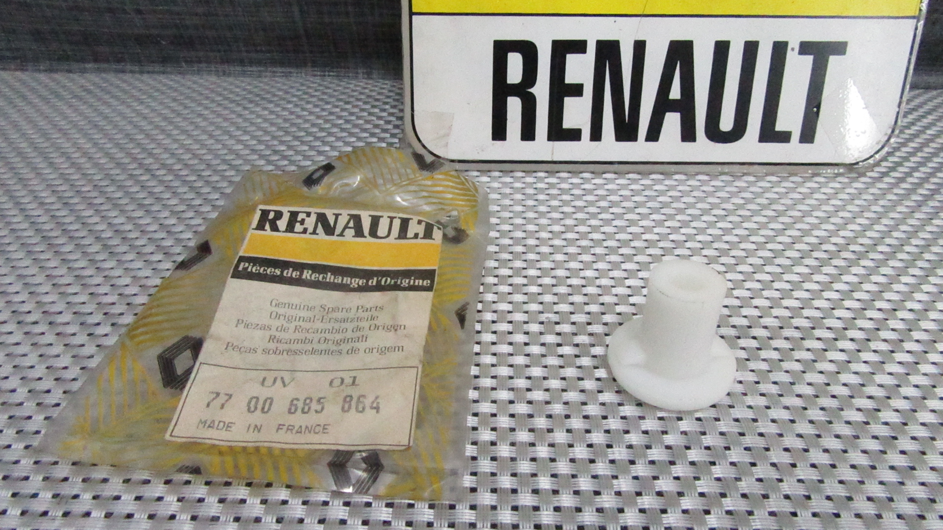 - 7700684864 BOCCOLA MANIGLIA ESTERNA SPORTELLO POSTERIORE PER RENAULT R9 - R11 - ESPACE - IMPORTANTE! PRIMA DI ORDINARE - CONFRONTA LE IMMAGINI ED ASSICURATI DI VERIFICARE LA COMPATIBILITA' CON LA TUA VETTURA MARCA ORIGINALE RENAULT FONDO DI MAGAZZINO 31805 - M8-5