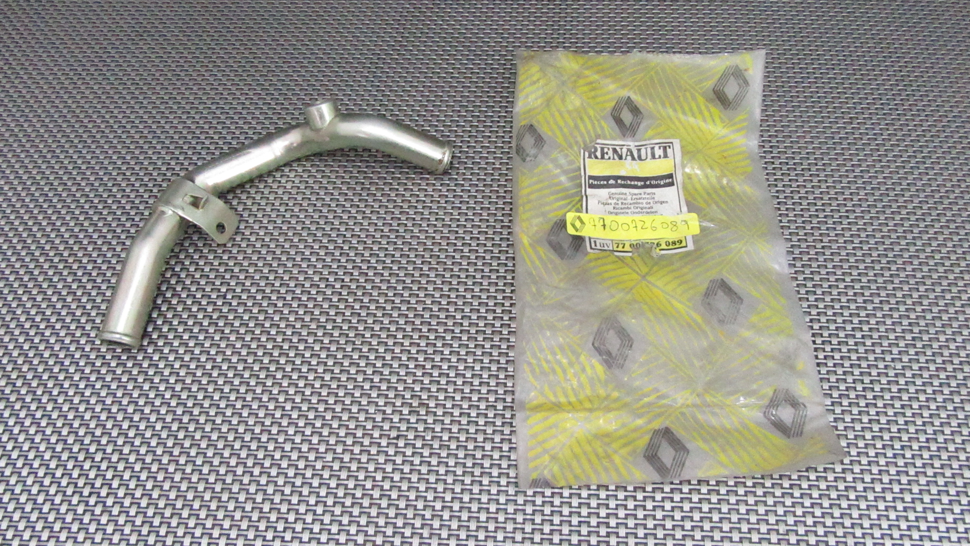 7700726089 MANICOTTO TUBO ACQUA RENAULT R9 - R11 - - IMPORTANTE! PRIMA DI ORDINARE - CONFRONTA LE IMMAGINI ED ASSICURATI DI VERIFICARE LA COMPATIBILITA' CON LA TUA VETTURA MARCA ORIGINALE RENAULT FONDO DI MAGAZZINO 32372 - M 8-5