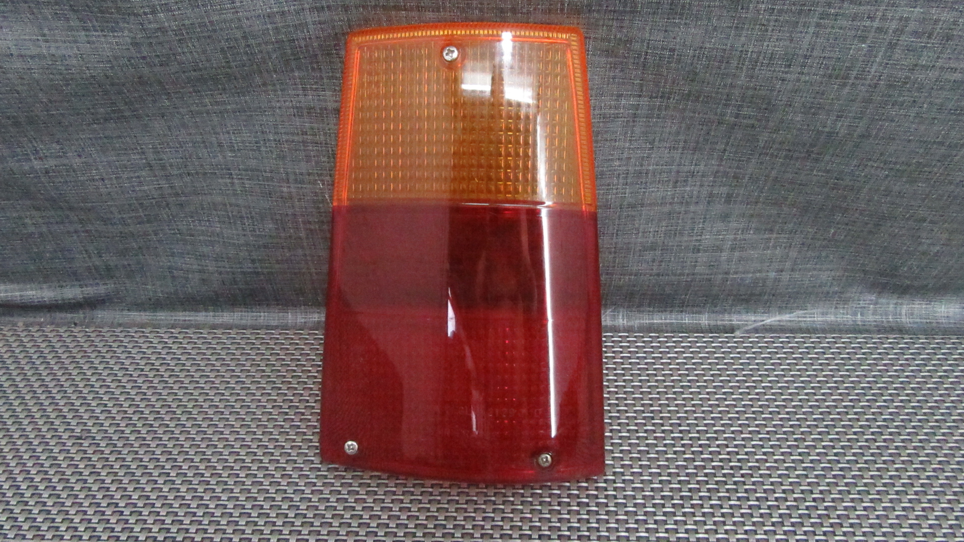 - 21290 LENTE FANALE POST DX PER RENAULT R6 - CON LIEVI SEGNI DEL TEMPO - LIEVE GRAFFIO IN SUPERFICIE - IMPORTANTE! PRIMA DI ORDINARE - CONFRONTA LE IMMAGINI ED ASSICURATI CHE SIA COMPATIBILE CON LA TUA VETTURA MARCA SEIMA FONDO DI MAGAZZINO 33665 - F18
