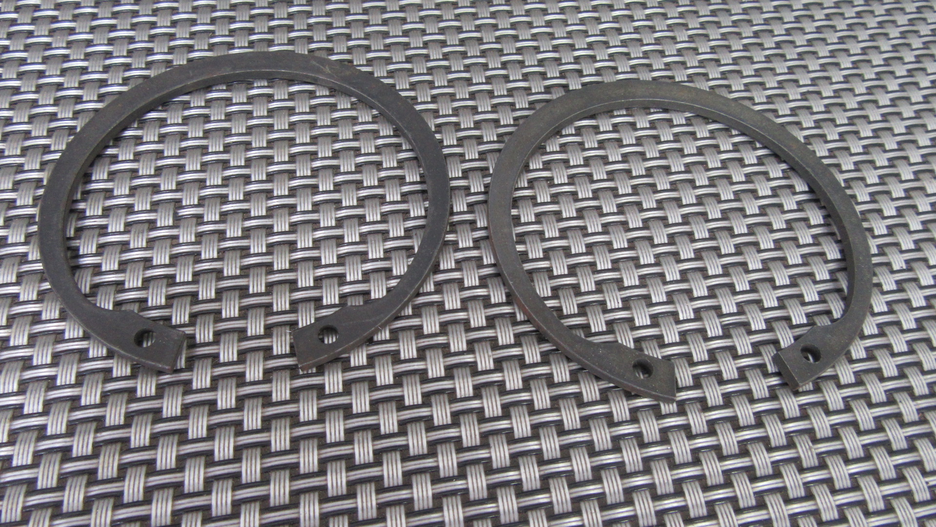 - 2 PZ ANELLO SEGER APPLICAZIONI VARIE PER FIAT - LANCIA - ALFA ROMEO - Ø 67,5X 76X2,5 - MISURE - DIAMETRO Ø INT. mm 67,5 - - DIAMETRO Ø EST. mm 76 - SP mm 2,5 - CONFRONTA LE IMMAGINI ED ASSICURATI CHE SIA COMPATIBILE CON IL TUO MEZZO MARCA produzione dell'epoca FONDO DI MAGAZZINO 35517 - C7