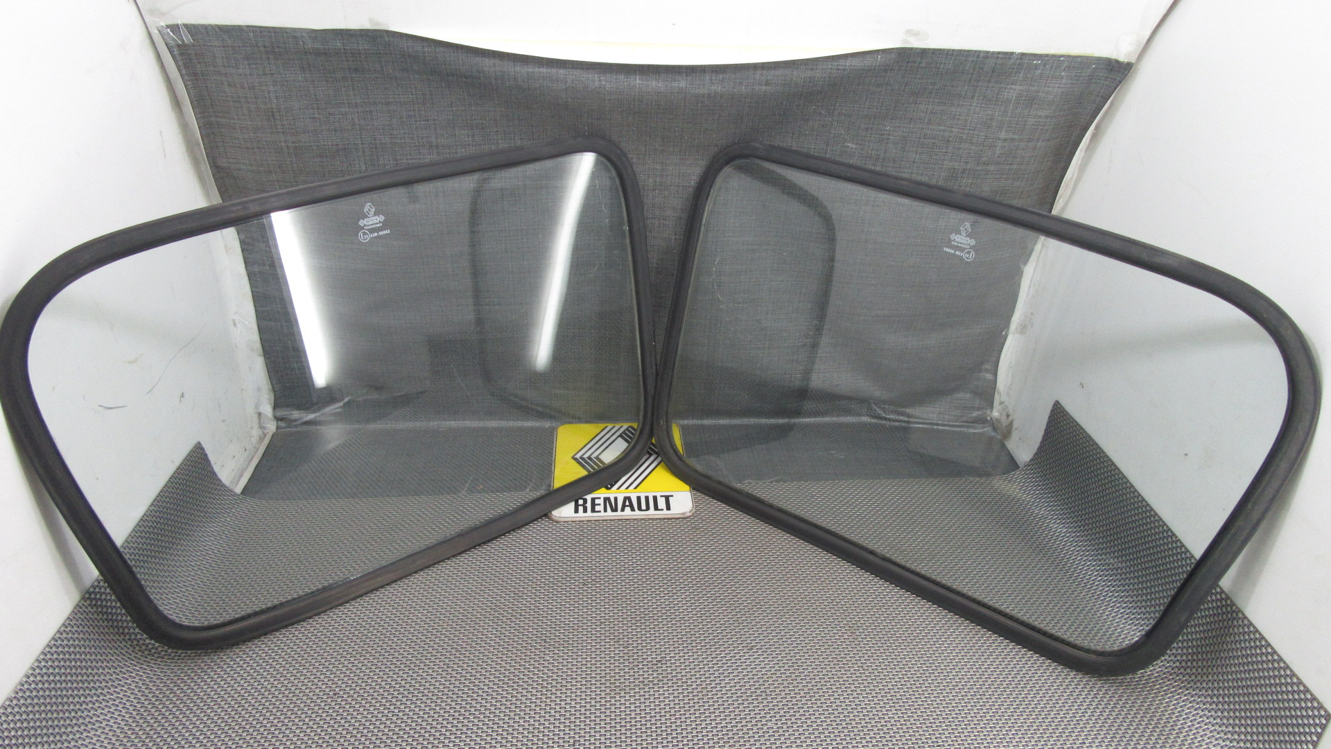 - COPPIA VETRI FISSI PORTE SPORTELLI POSTERIORI PER RENAULT 4 - R4 - USATI IN OTTIME CONDIZIONI COMPLETI DI GUARNIZIONI - CONFRONTA LE IMMAGINI ED ASSICURATI CHE SIA COMPATIBILE CON IL TUO MEZZO MARCA ORIGINALE RENAULT CONDIZIONI COME DA FOTO 35842 - M8