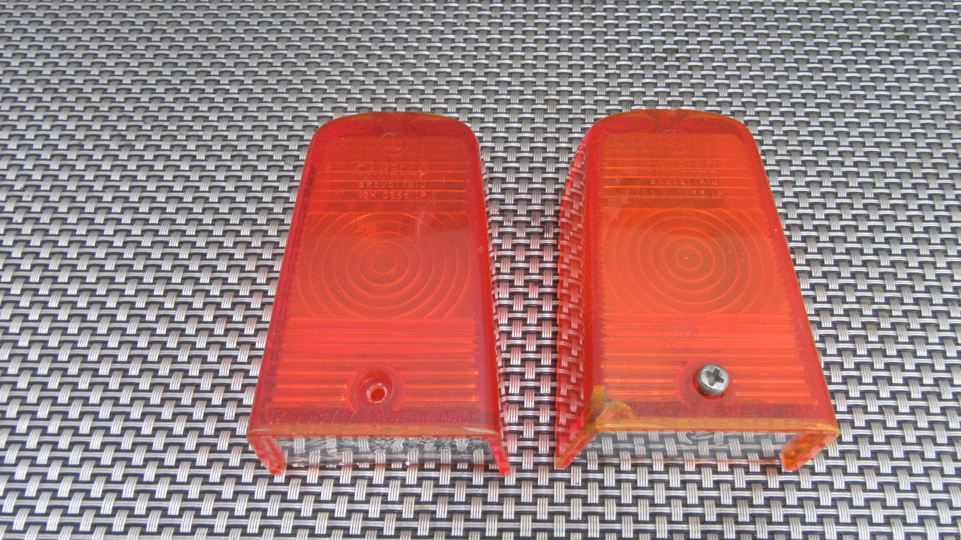- CARELLO 12558717 COPPIA LENTI LAMPEGGIATORE FANALI POST PER LANCIA APPIA 3^ SERIE - USATI IN BUONE CONDIZIONI - NB! ADATTI PER UN RESTAURO CONSERVATIVO IN QUANTO PRESENTANO PICCOLI DIFETTI E LA TONALITA' DEL COLORE E' LEGGERMENTE DIVERSO TRA LORO - - CONFRONTA BENE LE IMMAGINI E LE MISURE ED ASSICURATI CHE SIA COMPATIBILE CON IL TUO MEZZO MARCA CARELLO CONDIZIONI COME DA FOTO 35982 - F18